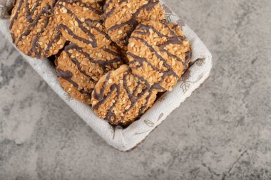 Hasır sepette jöleli çikolatayla süslenmiş yulaflı bisküviler. Yüksek kalite fotoğraf