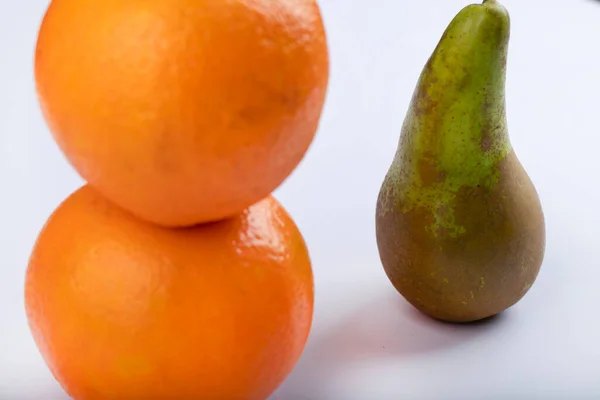 Lekkere Hele Groene Peer Met Sinaasappels Witte Achtergrond Hoge Kwaliteit — Stockfoto