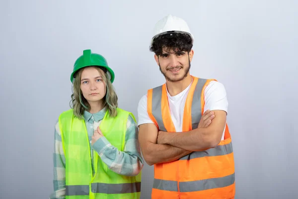 Twee Jonge Vrouwelijke Mannelijke Ingenieurs Staan Poseren Een Witte Muur — Stockfoto