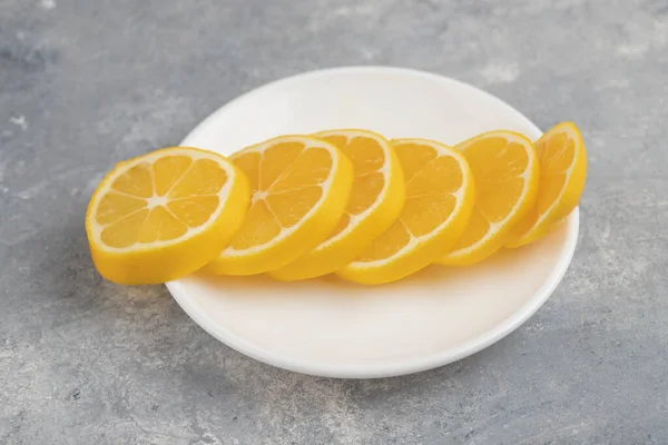 Біла Тарілка Скибочками Свіжого Лимона Мармуровому Фоні Високоякісна Фотографія — стокове фото