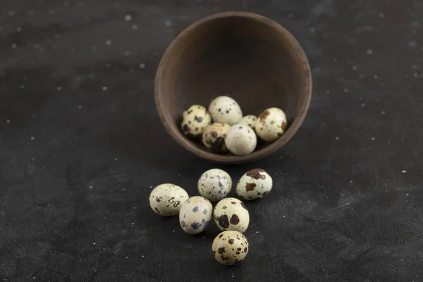 Wooden Bowl Raw Quail Eggs Black Background High Quality Photo — Stock Photo, Image