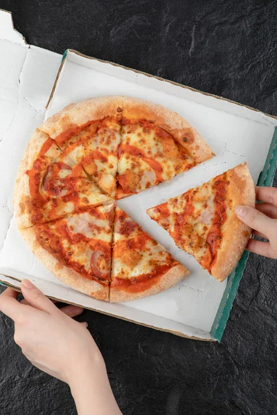 Mano Femminile Prendere Pezzo Pizza Fresca Dalla Scatola Cartone Illustrazione — Foto Stock