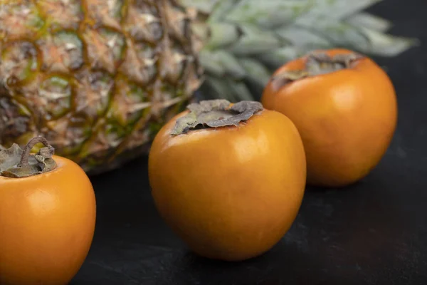 Zralé Persimmon Ovoce Čerstvý Ananas Černém Pozadí Kvalitní Fotografie — Stock fotografie