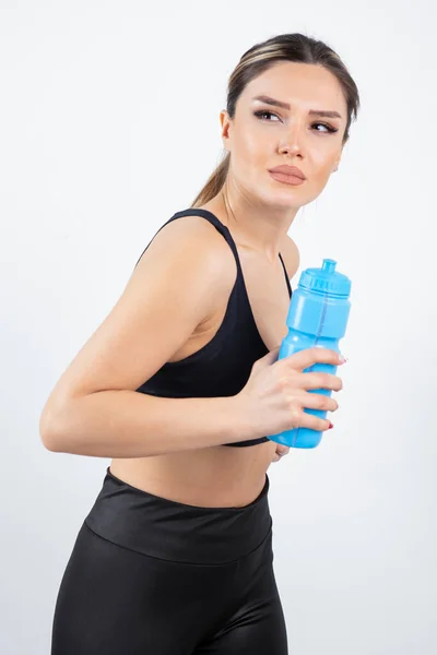 Retrato Una Joven Atlética Sosteniendo Una Botella Agua Azul Foto — Foto de Stock