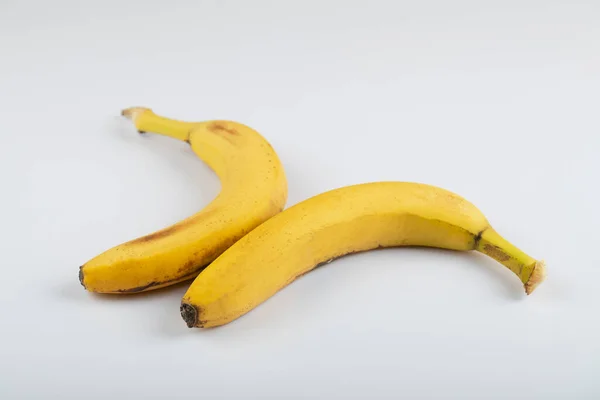 Вкусные Спелые Желтые Бананы Помещены Белом Фоне Высокое Качество Фото — стоковое фото