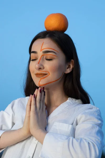 Портрет Молодой Женщины Раскрашенным Лицом Держащей Оранжевый Над Головой Высокое — стоковое фото