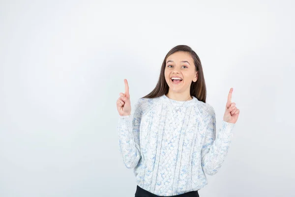 Bella Ragazza Maglia Maglione Piedi Posa Foto Alta Qualità — Foto Stock