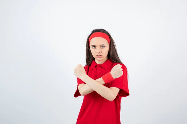 Retrato Una Joven Deportista Pie Mostrando Los Brazos Cruzados Foto —  Fotos de Stock