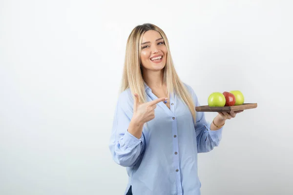 Retrato Jovem Loira Com Prato Maçãs Sobre Branco Foto Alta — Fotografia de Stock