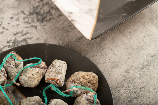 Teller Mit Köstlichen Getrockneten Kaki Früchten Auf Steinhintergrund Hochwertiges Foto — Stockfoto