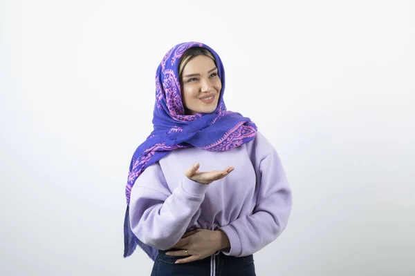 Afbeelding Van Mooi Uitziende Vrouw Zakdoek Met Geopende Handpalmen Hoge — Stockfoto