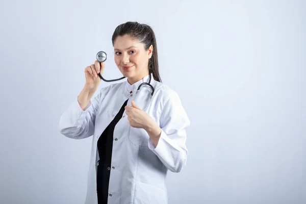 Hermoso Médico Capa Blanca Pie Posando Sobre Pared Blanca Foto — Foto de Stock