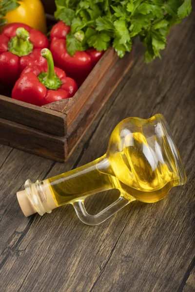 Houten Doos Met Verse Paprika Olijfolie Houten Ondergrond Hoge Kwaliteit — Stockfoto