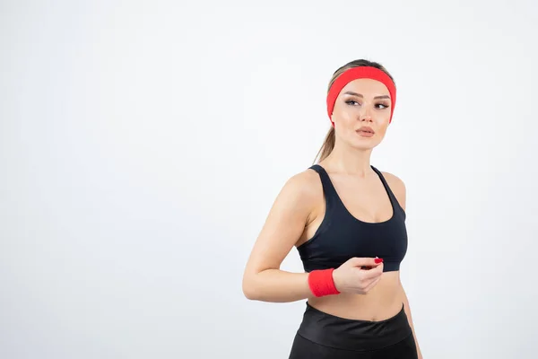 Retrato Jovem Atlética Vestindo Fita Vermelha Foto Alta Qualidade — Fotografia de Stock