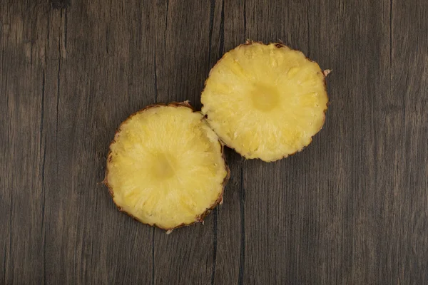 Deux Tranches Ananas Fraîches Mûres Placées Sur Une Table Bois — Photo