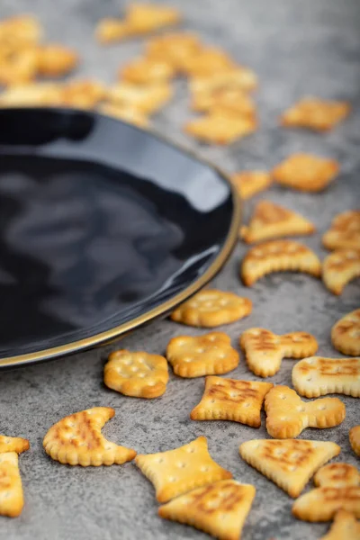 Crispy Crackers Empty Black Plate Placed Stone Background High Quality — Stock Photo, Image