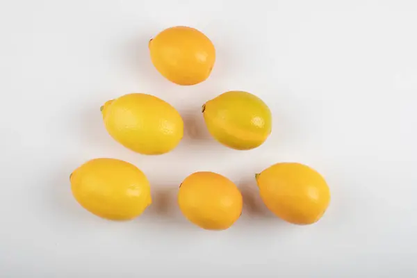 Limones Amarillos Maduros Frescos Sobre Fondo Blanco Foto Alta Calidad —  Fotos de Stock