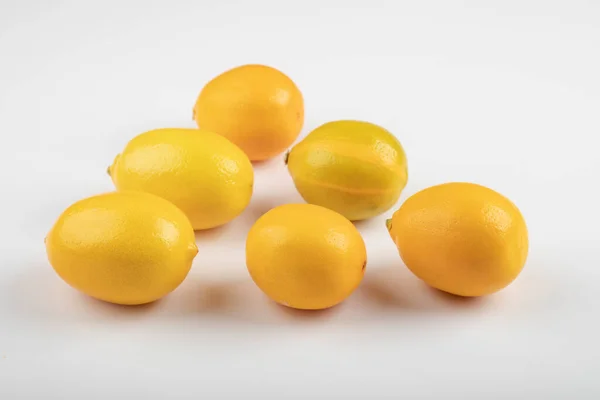 Свежие Спелые Желтые Лимоны Белом Фоне Высокое Качество Фото — стоковое фото