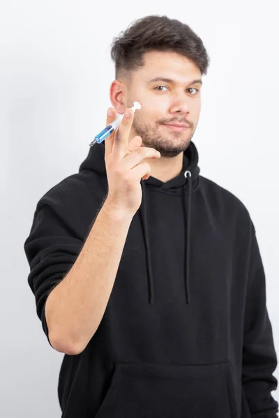 注射用の液体とプラスチック製の注射器を保持ハンサムな男モデル 高品質の写真 — ストック写真