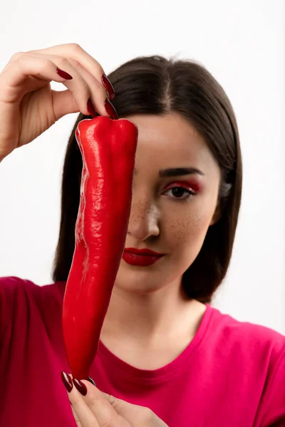 Imagem Mulher Morena Segurando Pimenta Vermelha Frente Olho Foto Alta — Fotografia de Stock