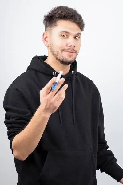 Bellissimo Ragazzo Modello Con Una Siringa Plastica Con Liquido Iniezione — Foto Stock