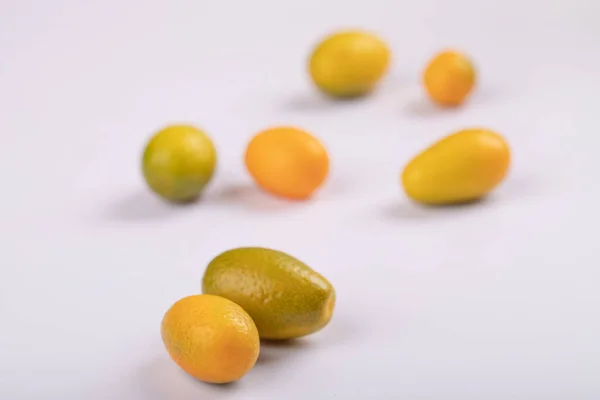 Verse Gezonde Cumquats Kumquats Geïsoleerd Een Witte Achtergrond Hoge Kwaliteit — Stockfoto