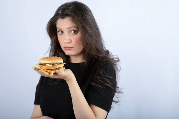 Schöne Junge Frau Mit Köstlichem Rindfleisch Burger Foto Hoher Qualität — Stockfoto