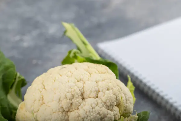 Organic Cauliflower Leaves Empty Notebook Marble Background High Quality Photo — Stock Photo, Image