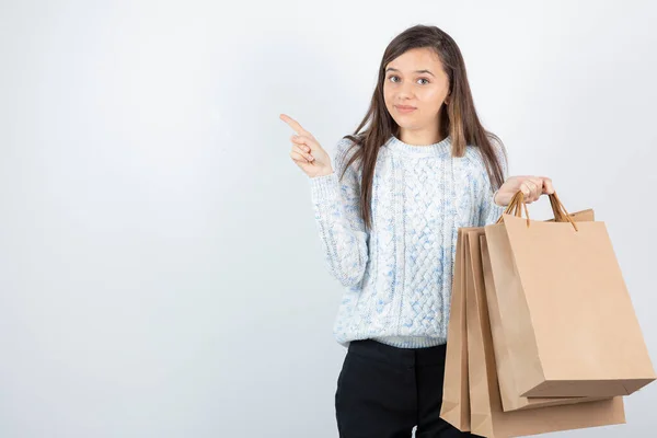 Foto Van Tienermeisje Trui Staand Papieren Tassen Vasthoudend Hoge Kwaliteit — Stockfoto