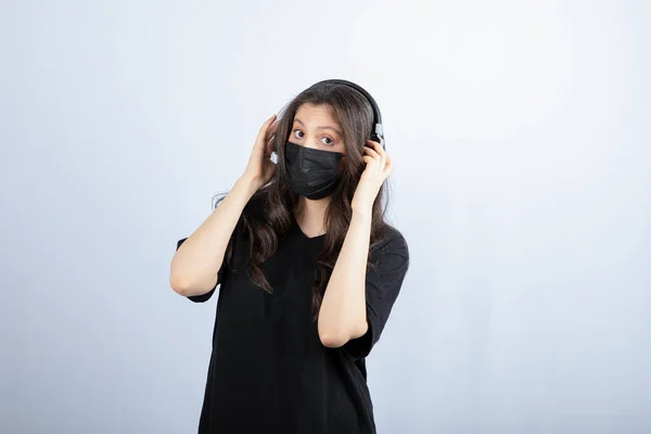 Brunette Woman Long Hair Medical Mask Wearing Headphones High Quality — Stock Photo, Image