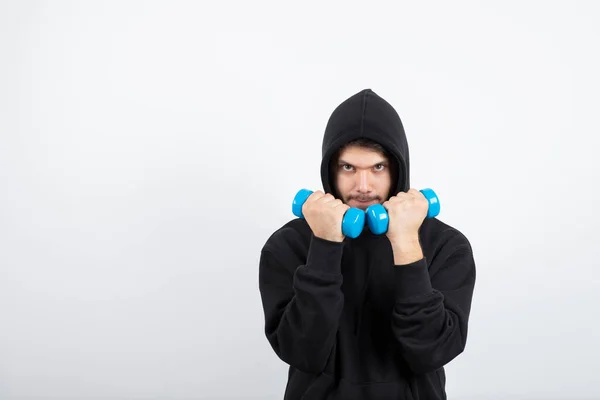 Jovem Homem Bonito Exercitando Com Halteres Leves Foto Alta Qualidade — Fotografia de Stock