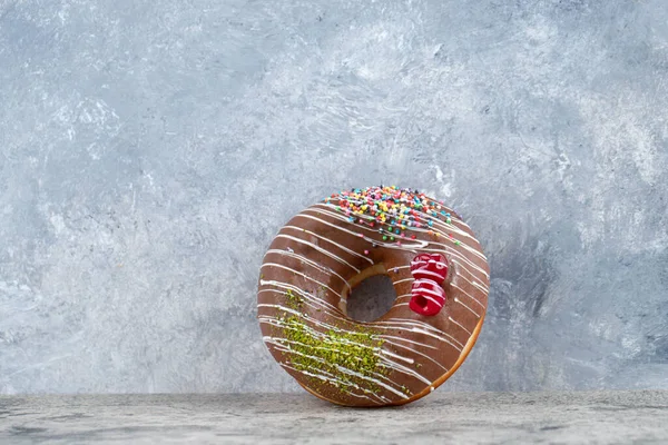 Вкусный Шоколадный Пончик Глазурью Брызгами Каменном Фоне Высокое Качество Фото — стоковое фото