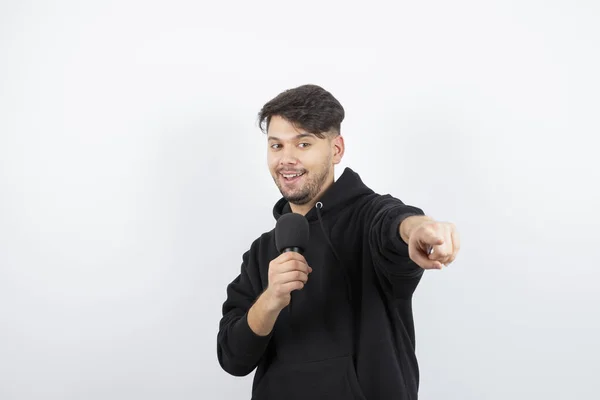 Retrato Cantante Guapo Cantando Micrófono Foto Alta Calidad —  Fotos de Stock