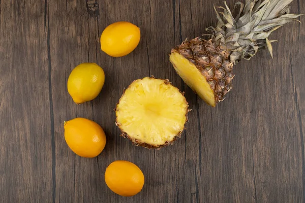 Tahta Bir Masada Doğranmış Ananaslı Taze Limonlar Yüksek Kalite Fotoğraf — Stok fotoğraf