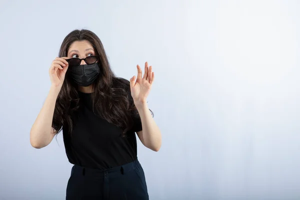 Chica Joven Lleva Una Máscara Negra Debido Pandemia Posando Foto — Foto de Stock