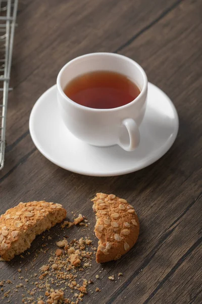 Haferflockenkekse Mit Samen Und Getreide Neben Einer Weißen Tasse Schwarztee — Stockfoto