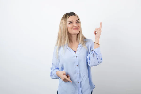 Joven Mujer Bonita Pie Posando Sobre Fondo Blanco Foto Alta —  Fotos de Stock