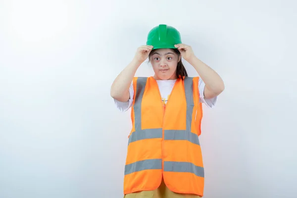 Joven Trabajadora Construcción Vistiendo Casco Verde Sobre Pared Blanca Foto — Foto de Stock