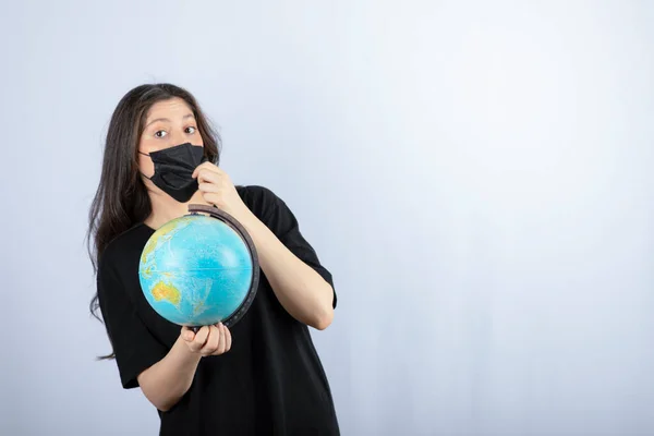 Mujer Morena Con Pelo Largo Máscara Médica Que Sostiene Mundo — Foto de Stock