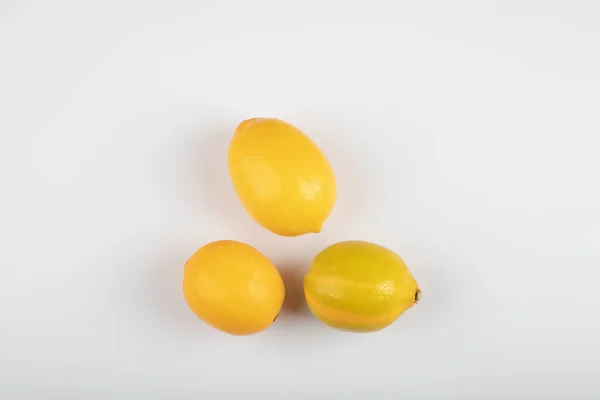 Tres Limones Amarillos Aislados Sobre Fondo Blanco Foto Alta Calidad —  Fotos de Stock
