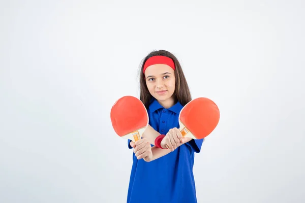 Foto Una Joven Sosteniendo Raquetas Tenis Mesa Sobre Una Pared —  Fotos de Stock