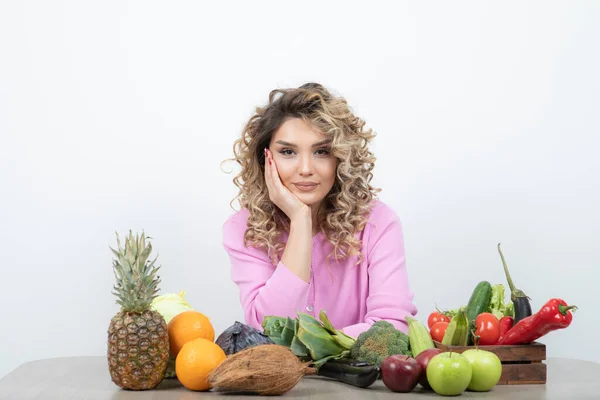 Femme Bouclée Assise Table Avec Beaucoup Légumes Frais Divers — Photo