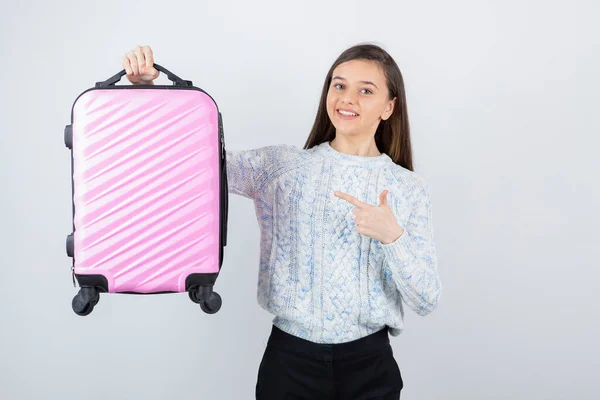 Heureux Jeune Voyageur Touriste Pointant Vers Valise Rose Photo Haute — Photo