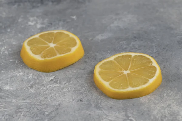 Due Fette Limone Acido Fondo Marmo Foto Alta Qualità — Foto Stock