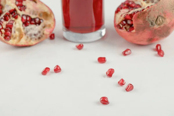 白テーブルの上にジュースのガラスと新鮮な赤ザクロ 高品質の写真 — ストック写真