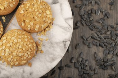 Tahta masaya siyah ayçiçeği tohumlu çok tahıllı kurabiyeler. Yüksek kalite fotoğraf