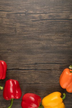 Tahta arka planda taze dolmalık biberler. Yüksek kalite fotoğraf