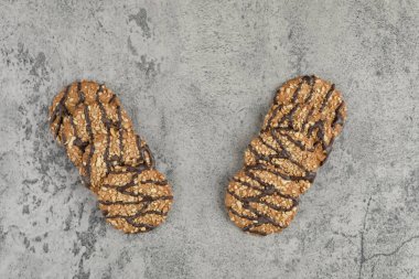 Taş bir arka planda izole edilmiş çikolata soslu bir dizi lezzetli kurabiye. Yüksek kalite fotoğraf