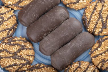 Bir kaseye konmuş çeşitli tatlı atıştırmalıklar. Yüksek kalite fotoğraf