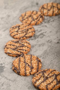 Ev yapımı yulaf ezmeli kurabiyeler, çikolatalı ve fındıklı. Yüksek kalite fotoğraf